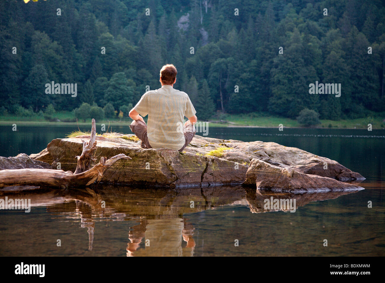 Mann, Mitte der 40er Jahre, meditieren am Feldsee See im Schwarzwald, Baden-Württemberg, Deutschland, Europa Stockfoto