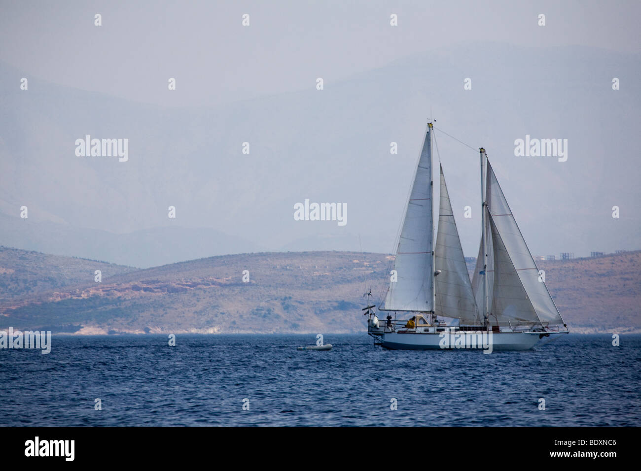 Segelboot mit vollen Segeln vor der albanischen Küste. Albanien/Griechenland. KEIN Property-Release Stockfoto