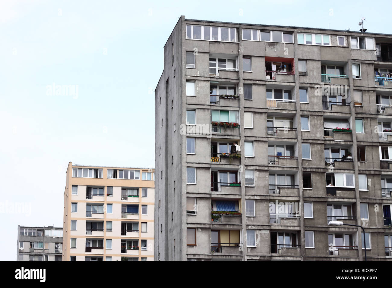 Warschau Polen alten Stil kommunistischen Ära Sozialwohnungen konkrete Wohnungen beachten Sie Block hinter genommen Sommer 2009 renoviert Stockfoto