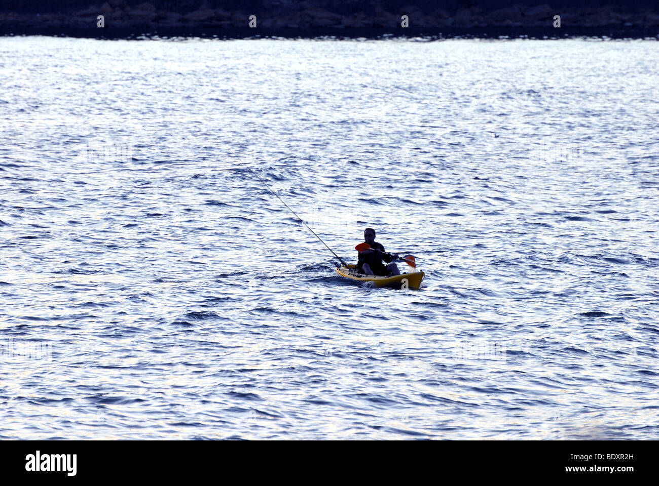 Mann im Kanu am Meer bei Kimmeridge Bay Dorset Stockfoto