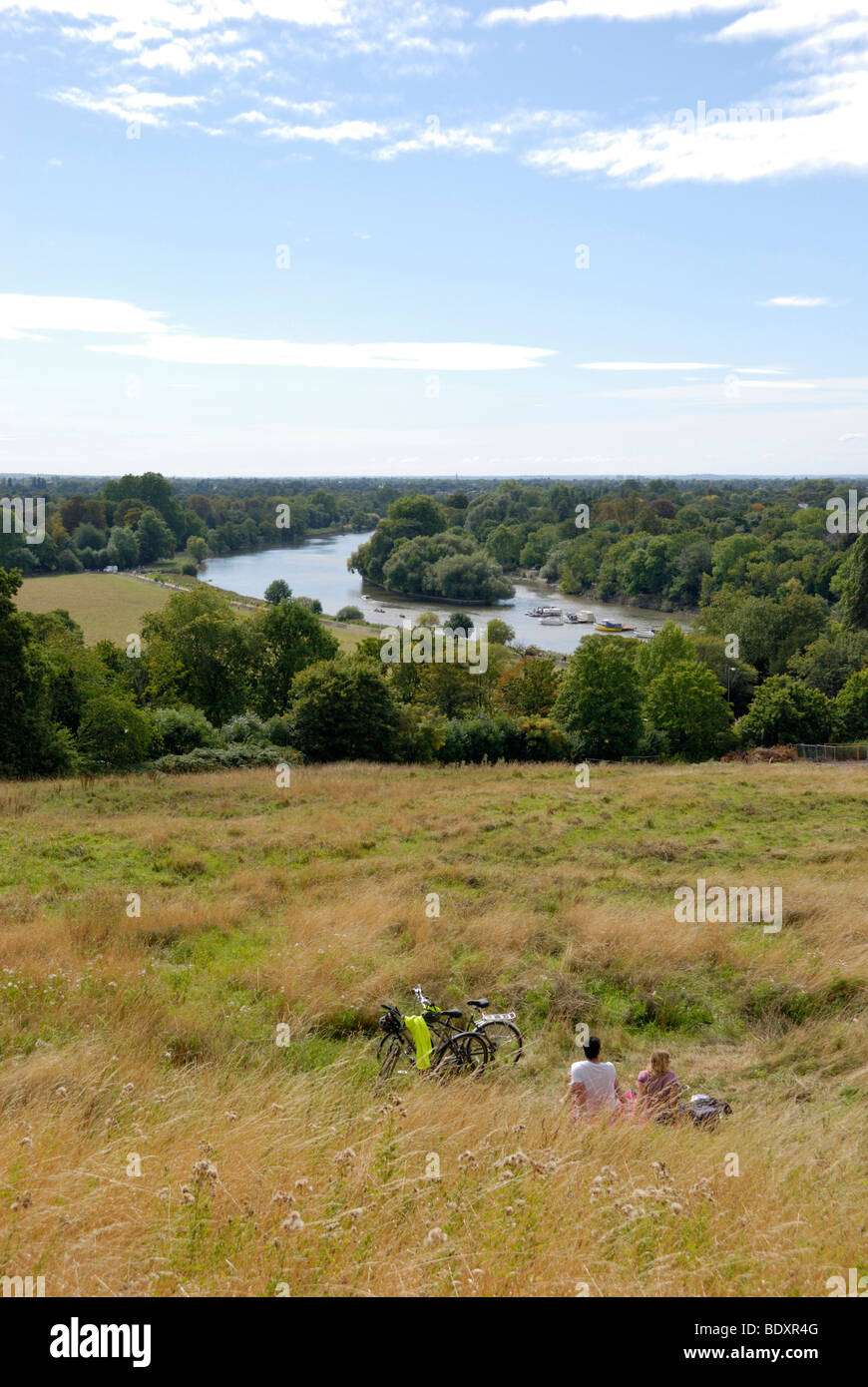 Radfahrer paar sitzen, genießen den Blick auf die Themse, Richmond Hill, Richmond-upon-Thames, London, Großbritannien Stockfoto