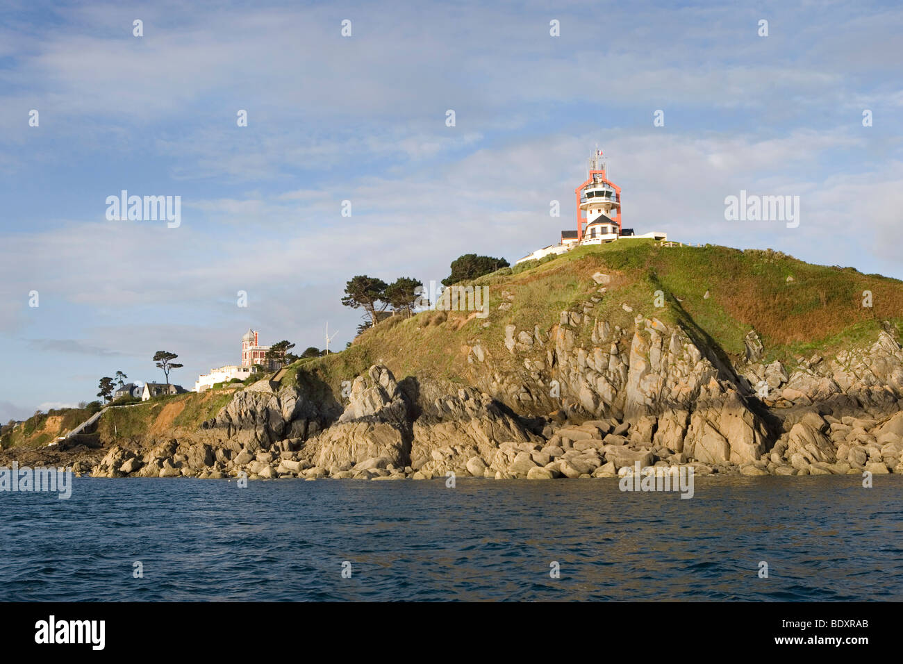 Frankreich, Bretagne, Saint-Quay-Portrieux, Ansicht vom Meer auf einen Teil der Küste und der Sicht Pointe de Semaphore. Stockfoto