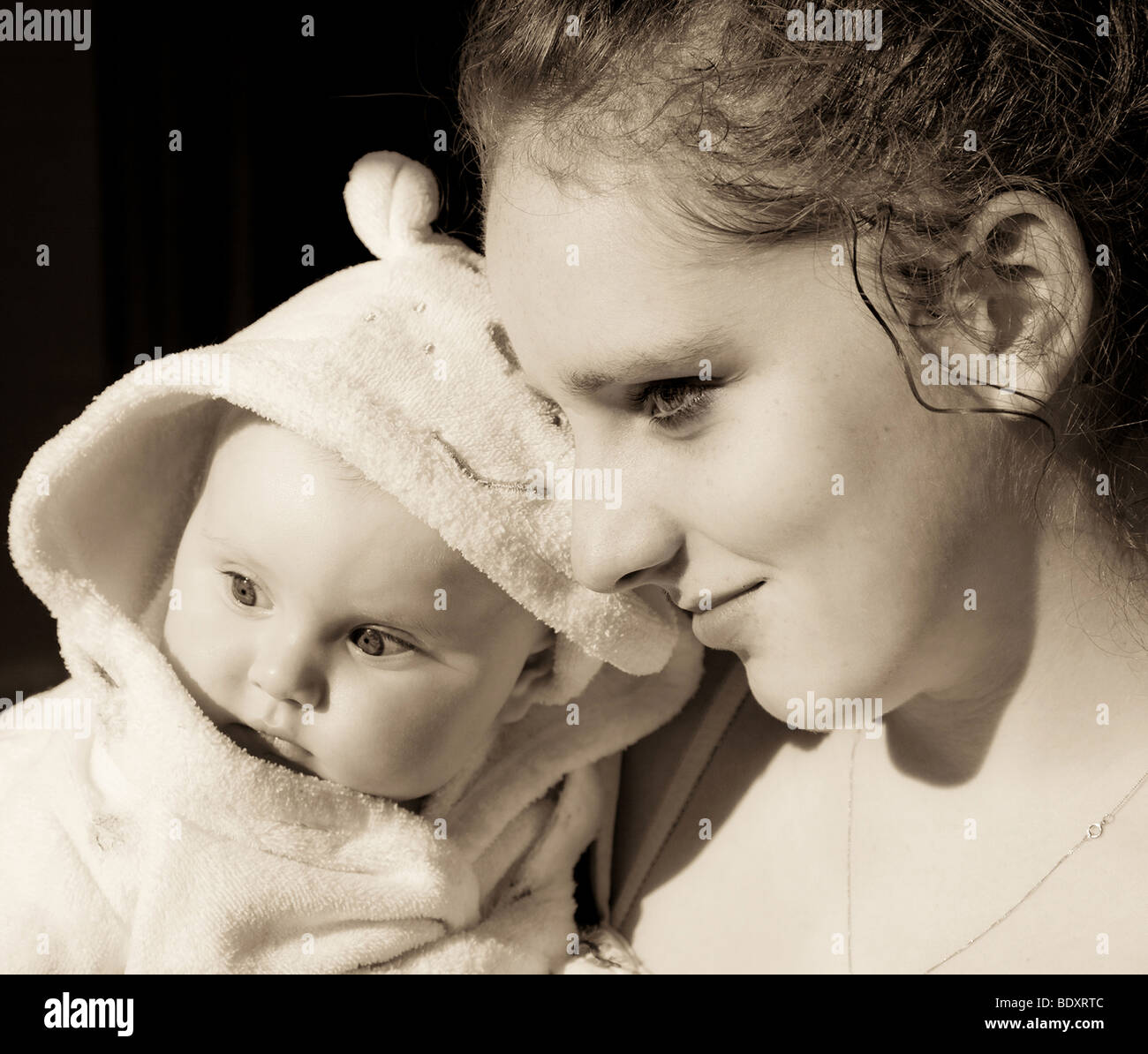 Mutter und Baby Porträt in Sepia Stockfoto