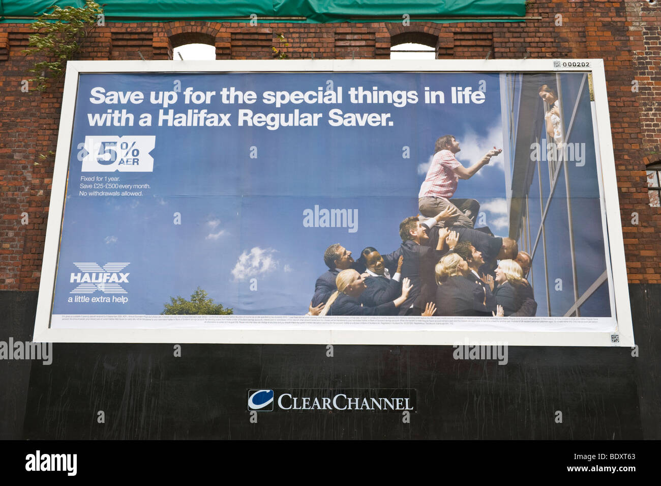 ClearChannel Reklametafel für Halifax regelmäßige Saver auf der verlassenen Gebäude im Königreich Stockfoto