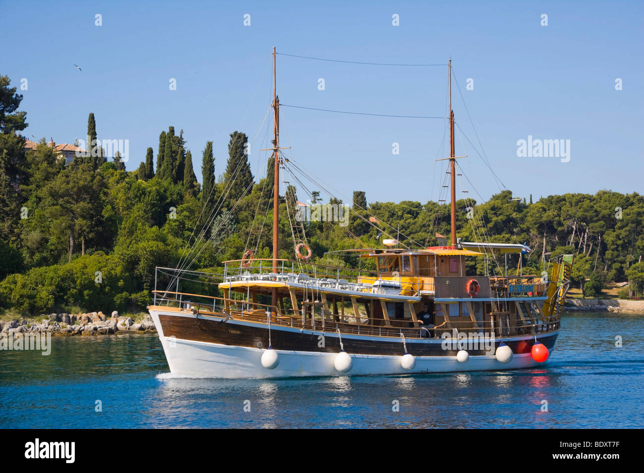 Ausflugsschiff im südlichen Hafen von Rovinj, Istrien, Kroatien, Europa Stockfoto