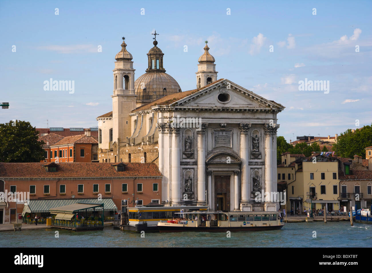 Ansicht der Fondamenta Delle Zattere Ai Gesuati mit der Kirche von Santa Maria dei Rosario Dorsoduro von Canale della Giudecca nea Stockfoto