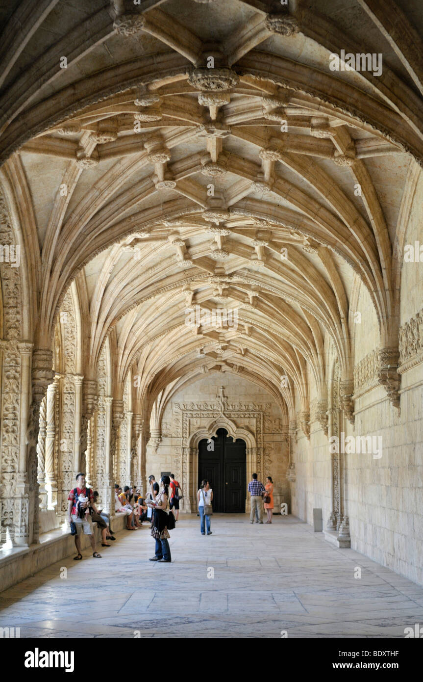 Kreuzgang im Gehäuse, Kreuzgang, der das Hieronymus-Kloster Mosteiro Dos Jeronimos, UNESCO-Weltkulturerbe, Manueli Stockfoto