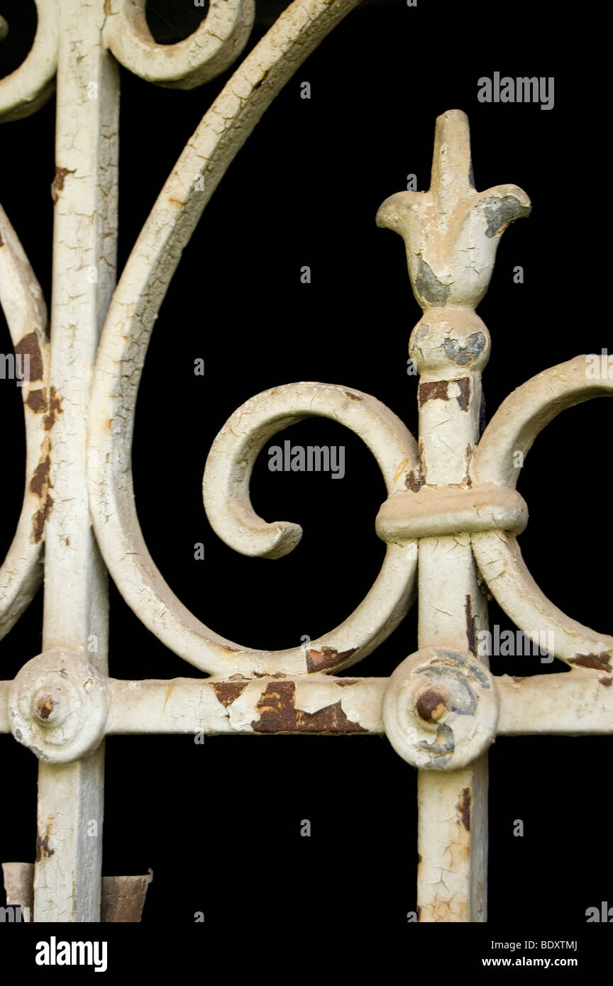 Ende des 19. Jahrhunderts aufgegeben Gebäude Vintage Fensterdetail Metallarbeiten. Stockfoto