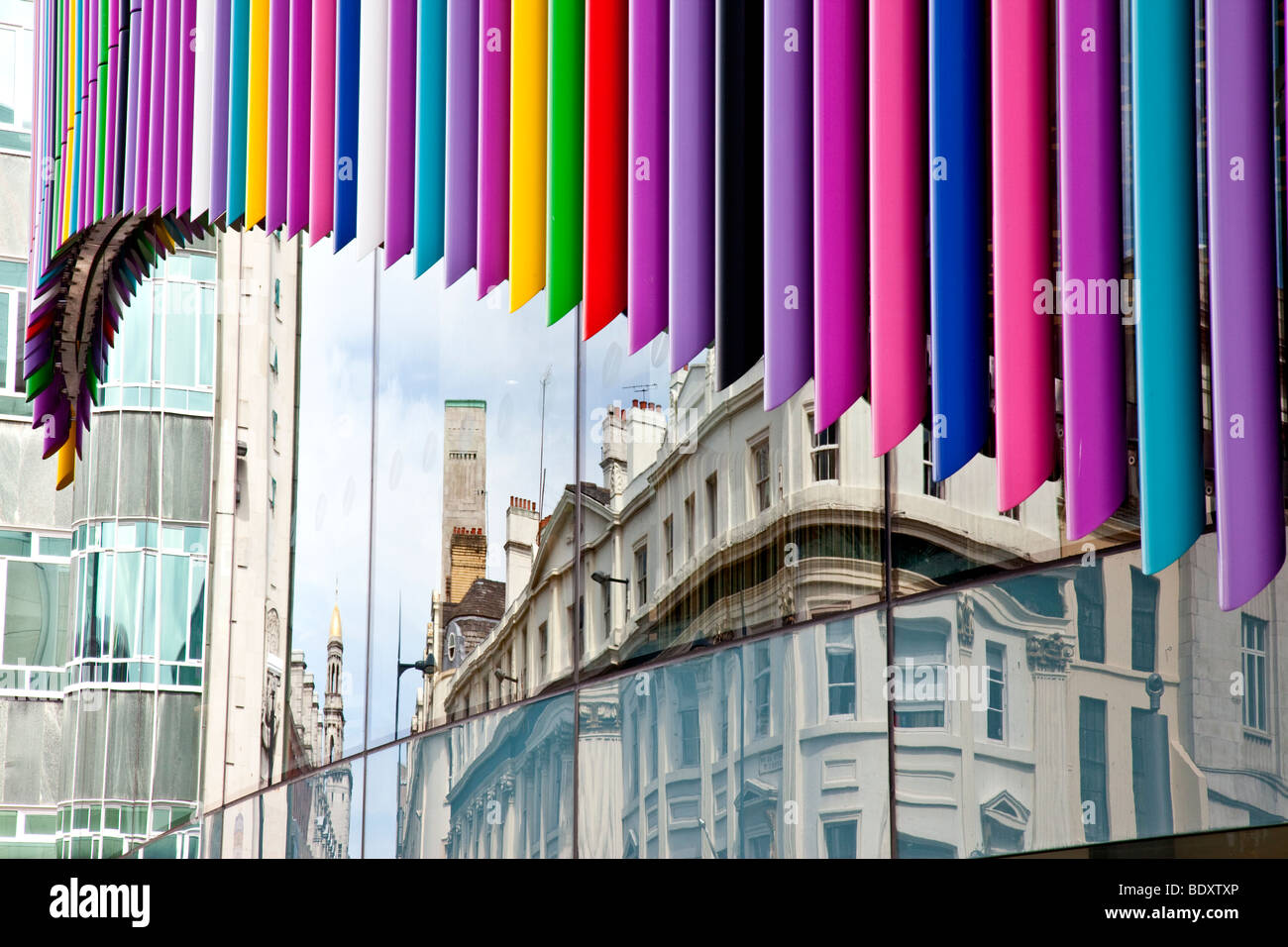 Bunte Faszie zu einem Geschäft im Stadtzentrum von Liverpool Stockfoto