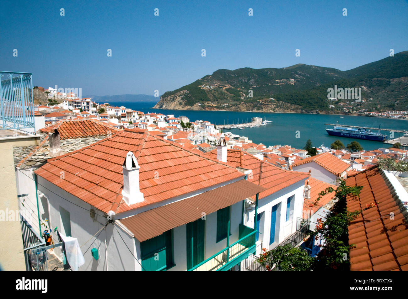 Der Hafen von Skopelos mit der Fähre hat uns an den Kai in der Stadt gebunden - Skopelos, Skopelos Island, Sporaden, griechische Inseln, Griechenland, Europa Stockfoto