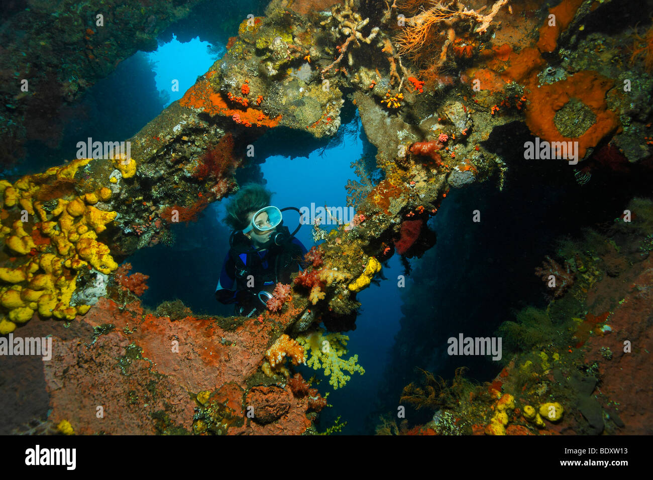 Taucher erkunden eine Passage im Liberty Wrack, Tulamben, Bali, Indonesien, Indischer Ozean, Bali Meer. Stockfoto