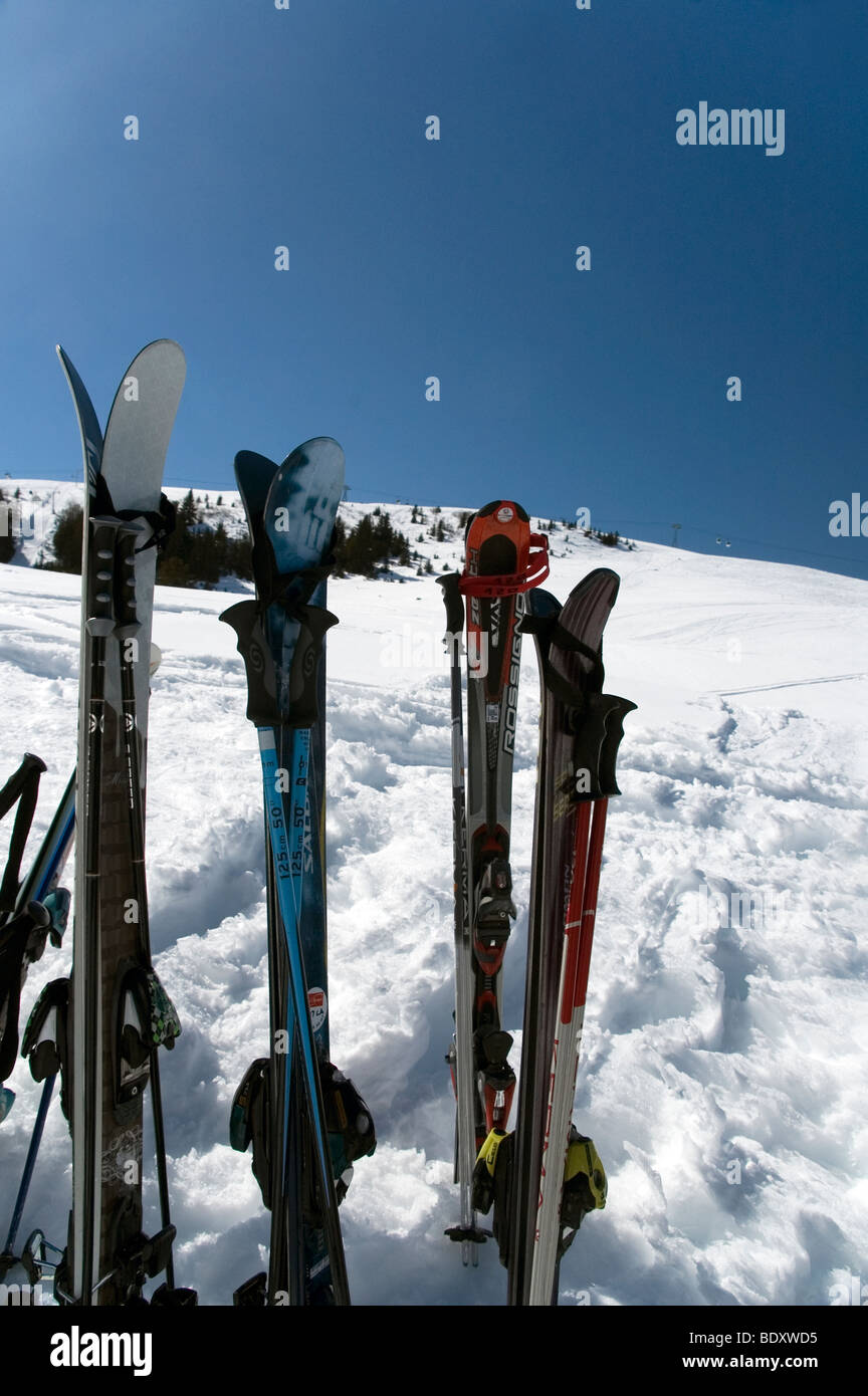 Ski in Ruhe im Schnee während Skifahrer zu, Courcheval, Frankreich Mittag Stockfoto