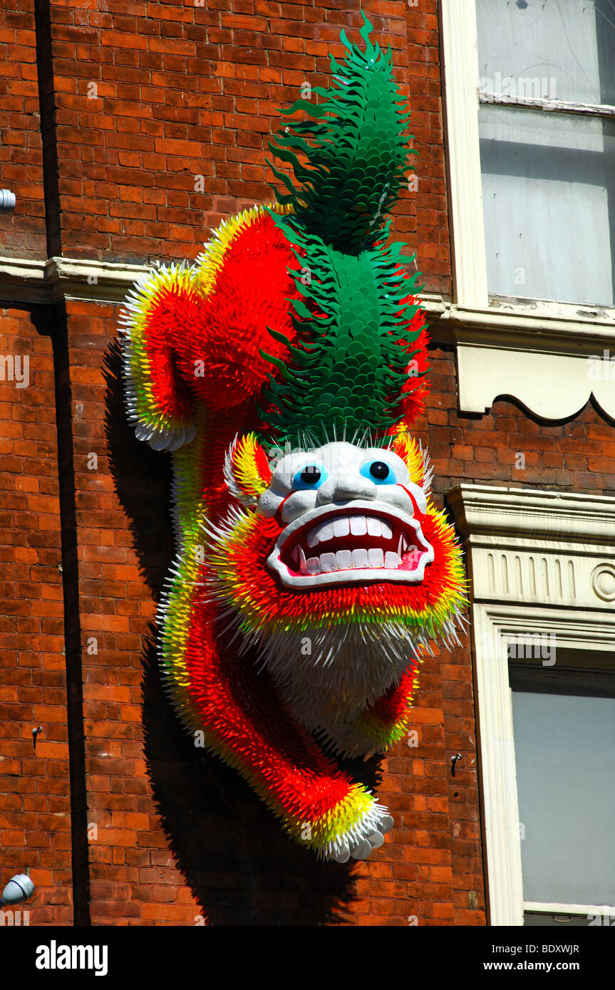 Drachen Figur am Eingang zu Chinatown, London, UK, Europa Stockfoto