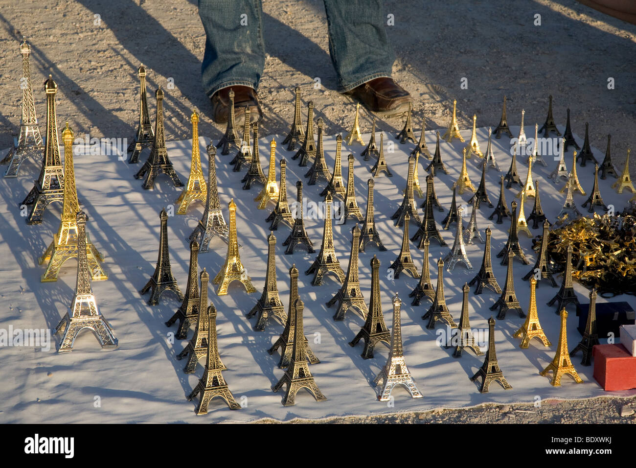 Mann, Verkauf von Eiffel Tower Souvenirs, Jardin des Tuileries-Gärten, Paris, Frankreich Stockfoto
