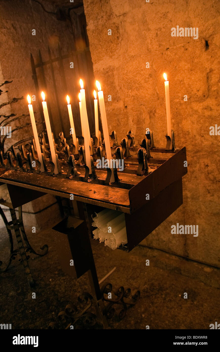 Kerzen in der Kapelle von Montesiepi bei San Galgano Stockfoto