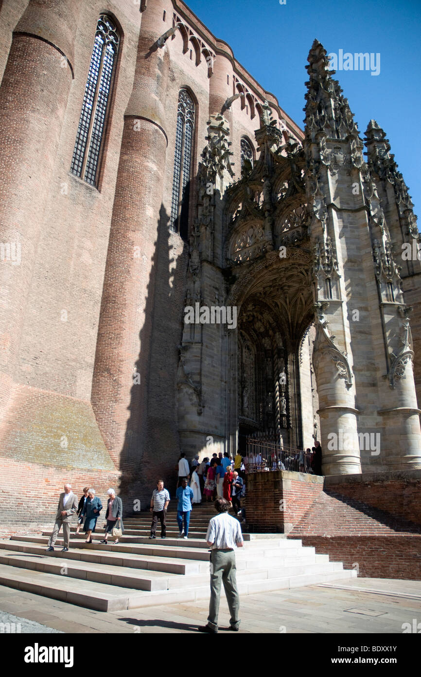 Gläubige aus Albi riesige Sainte Cecile Kathedrale nach Sonntag Masse Stockfoto