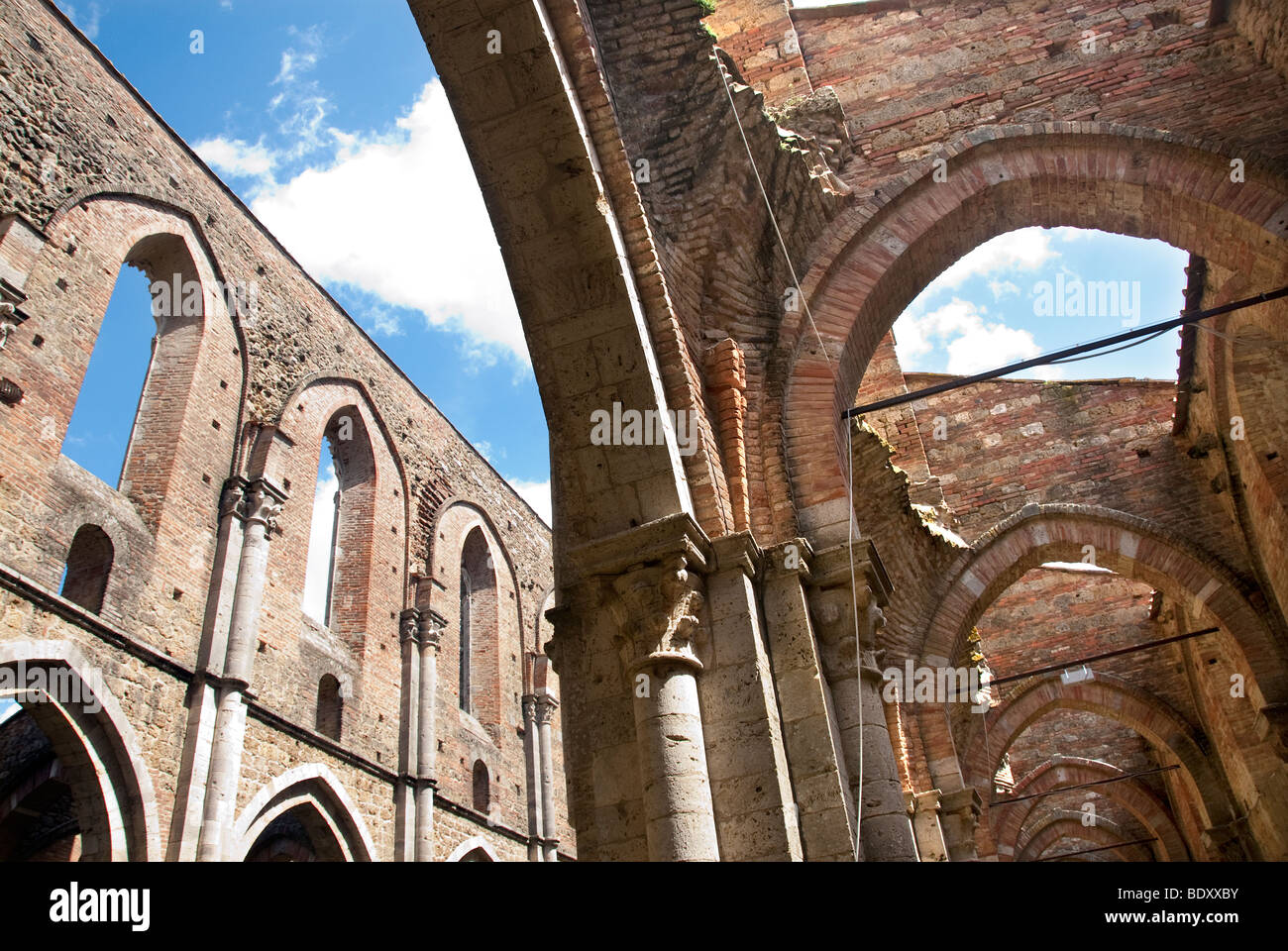 San Galgano im 12. Jahrhundert Abtei gegründet von Französisch Zisterzienser-Mönche in der Nähe von Siena, jetzt mit dem Dach eingestürzt. Stockfoto