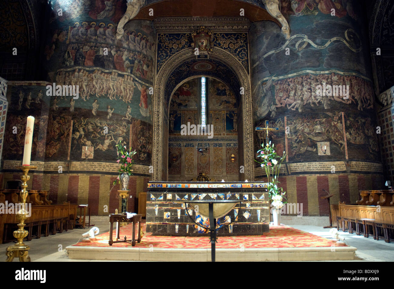 Ein moderner Altar Höhepunkte mittelalterlichen Kunst, eine große Darstellung des jüngsten Gerichtes in Albis riesige Sainte Cecile Kathedrale Stockfoto