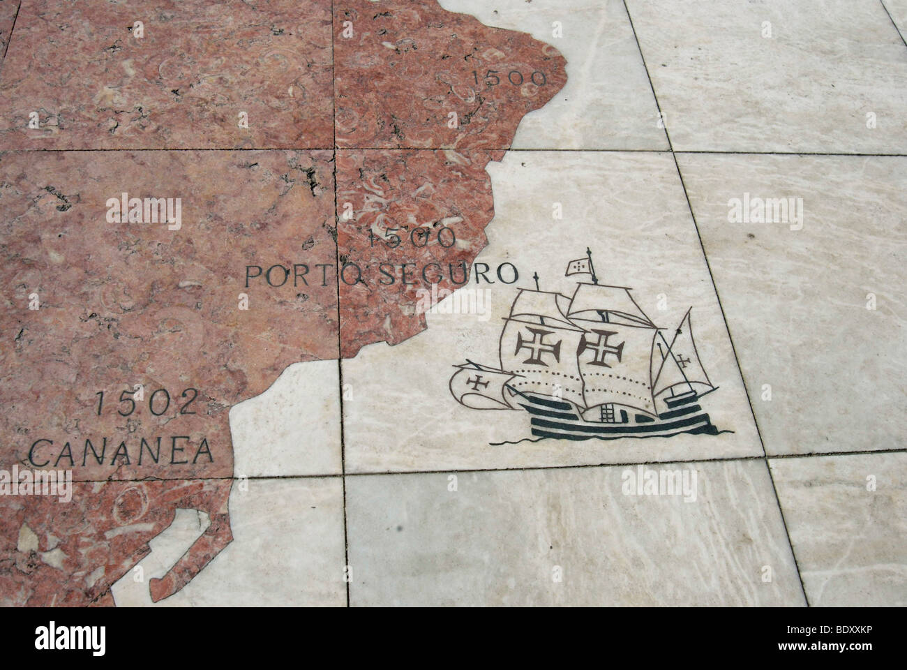 Entdeckung Brasiliens im Jahr 1500 von den Portugiesen, Detail einer riesigen Weltkarte am Fuße des Denkmals der Entdeckungen Padr Stockfoto