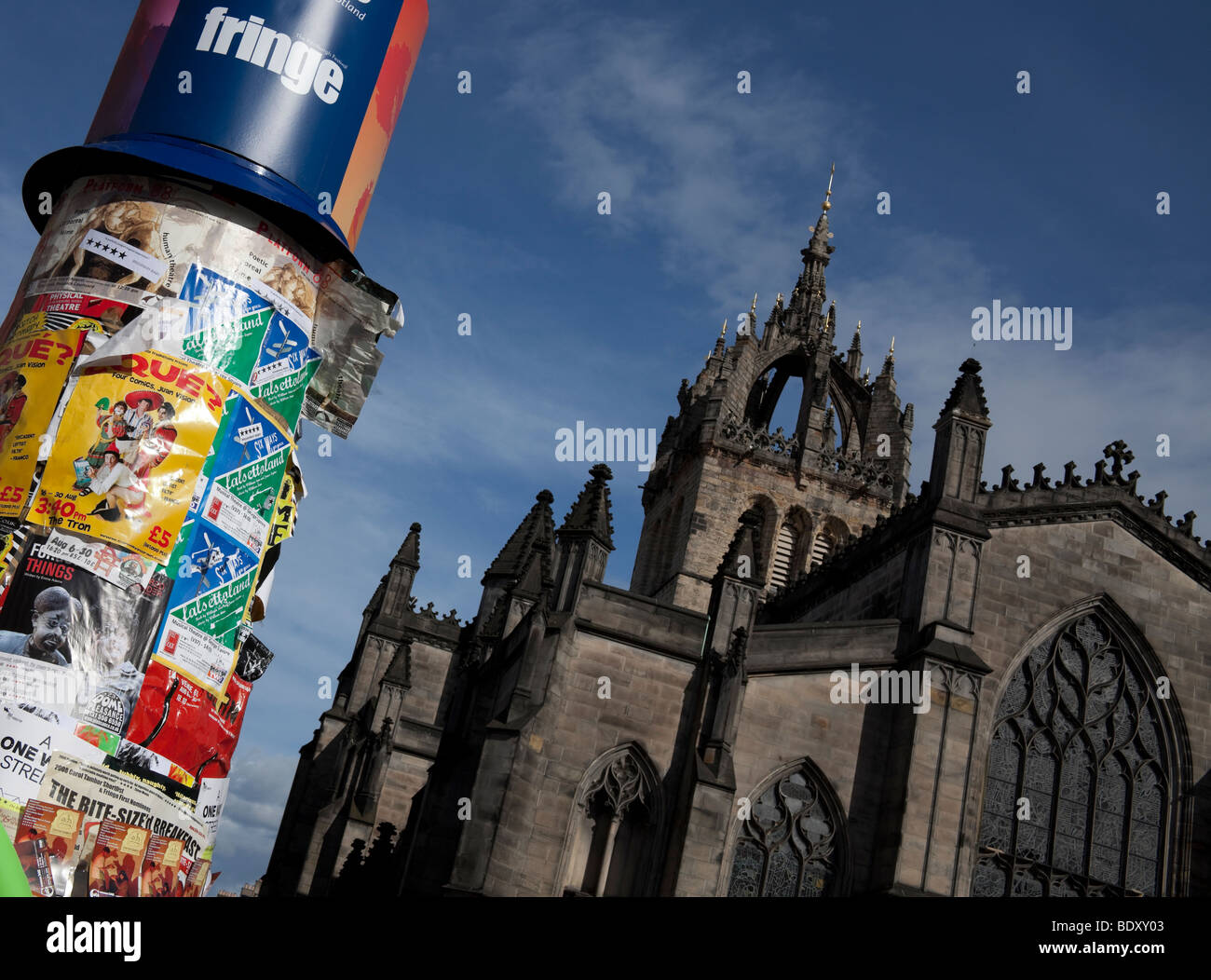 Edinburgh Fringe Festival Poster mit St Giles Cathedral im Hintergrund Schottland Europa UK Stockfoto
