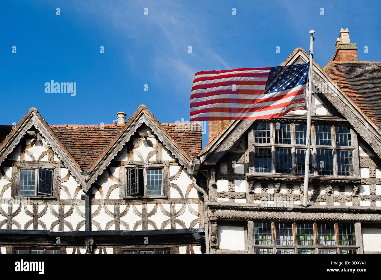 Amerikanische Sternenbanner winken aus einer Fahnenstange am Garrick Inn, Stratford Upon Avon, Warwickshire, England Stockfoto