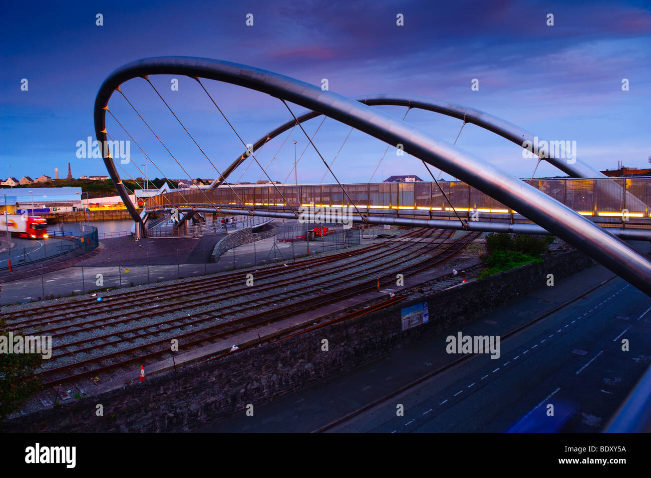 Die Celtic Gateway Fußgängerbrücke verbindet Holyhead mit dem Bahnhof, Anglesey North Wales UK Stockfoto