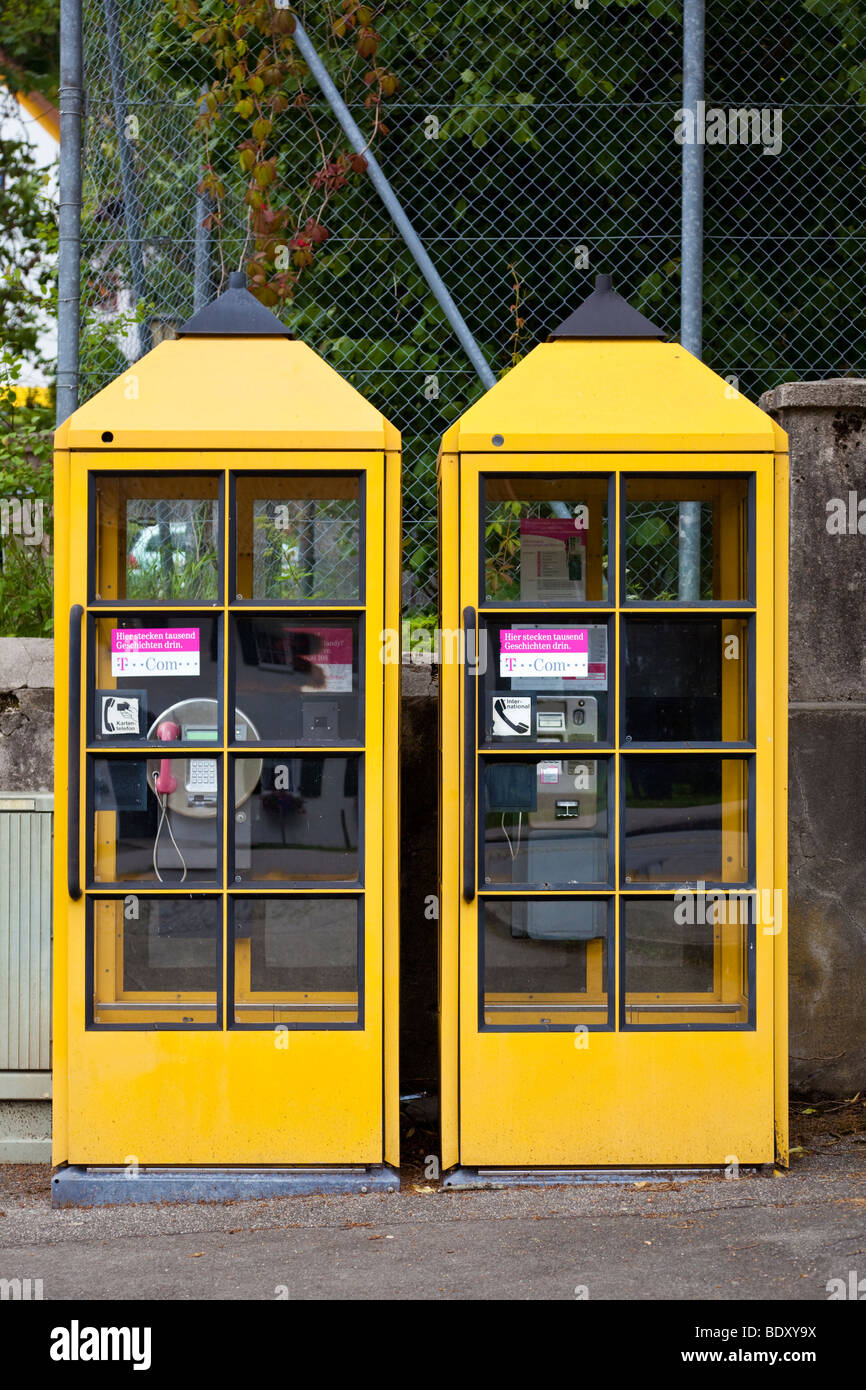 Zwei gelbe Telefon-Kioske Boxen Deutschland Europa Stockfoto