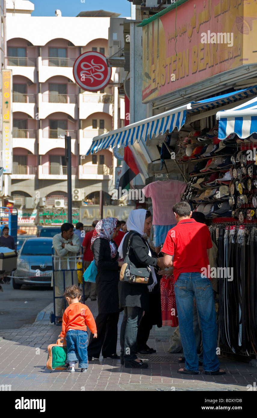 Menschen beim Einkaufen in Deira Dubai Stockfoto