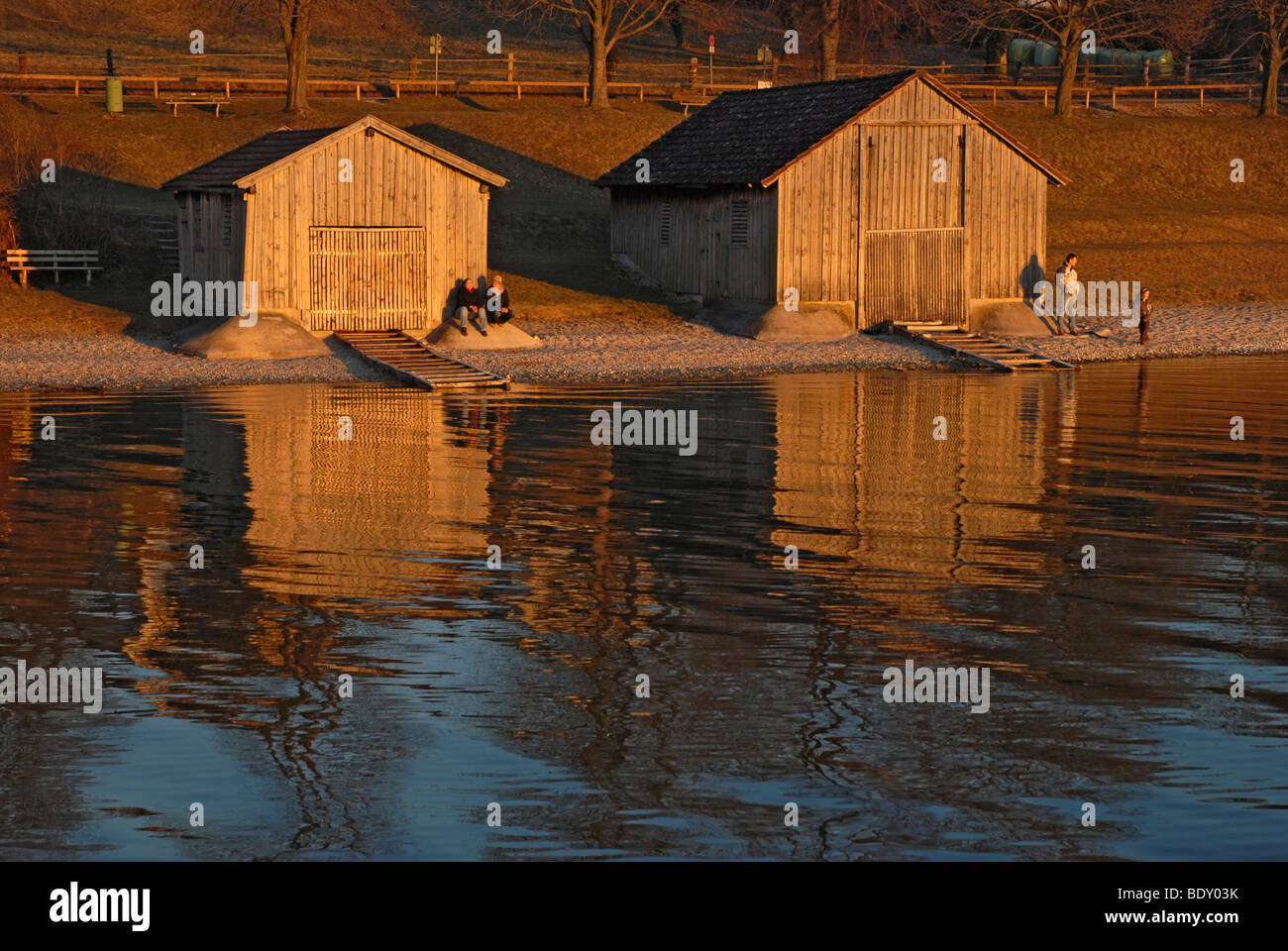 Zwei Bootshäuser, beleuchtet durch weiche Abendlicht am Ufer des Ammersee-See in der Nähe von Breitbrunn, Bayern Stockfoto