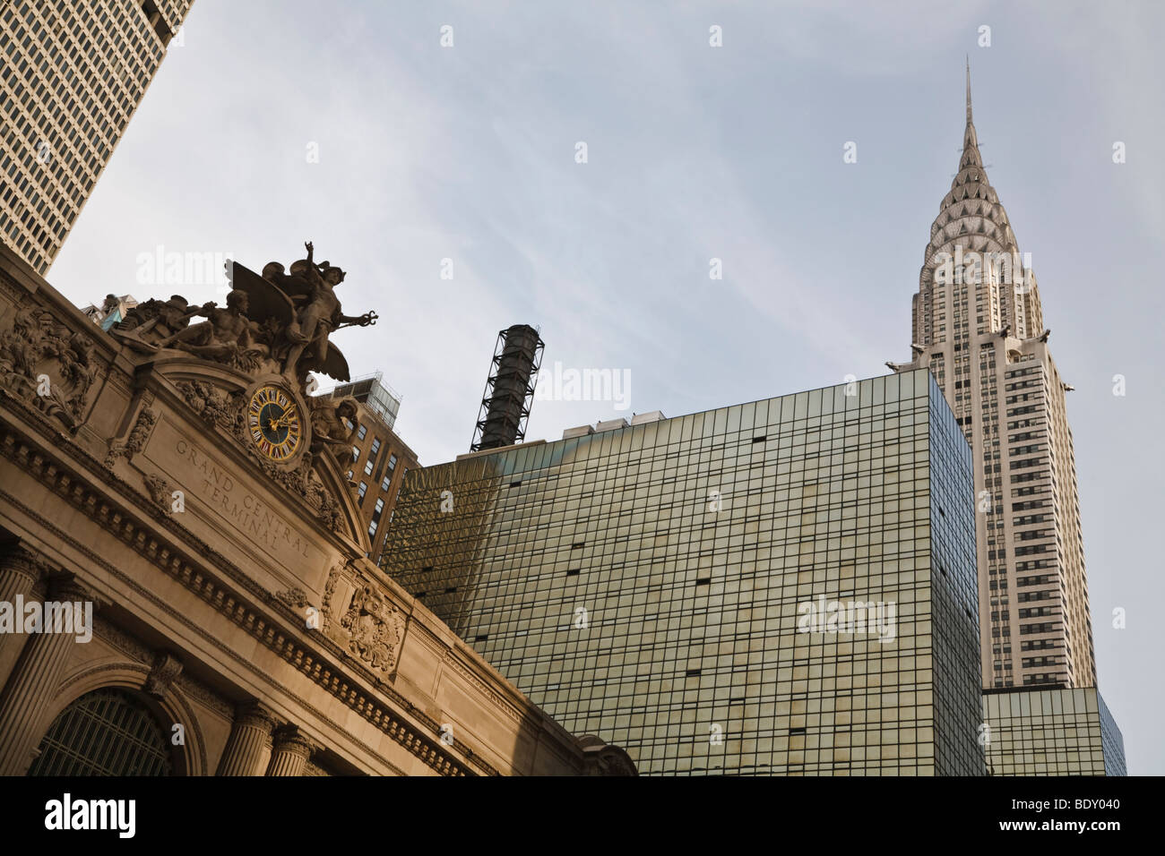 Fassade des Grand Central Station, New York, mit dem Chrysler Building im Hintergrund Stockfoto