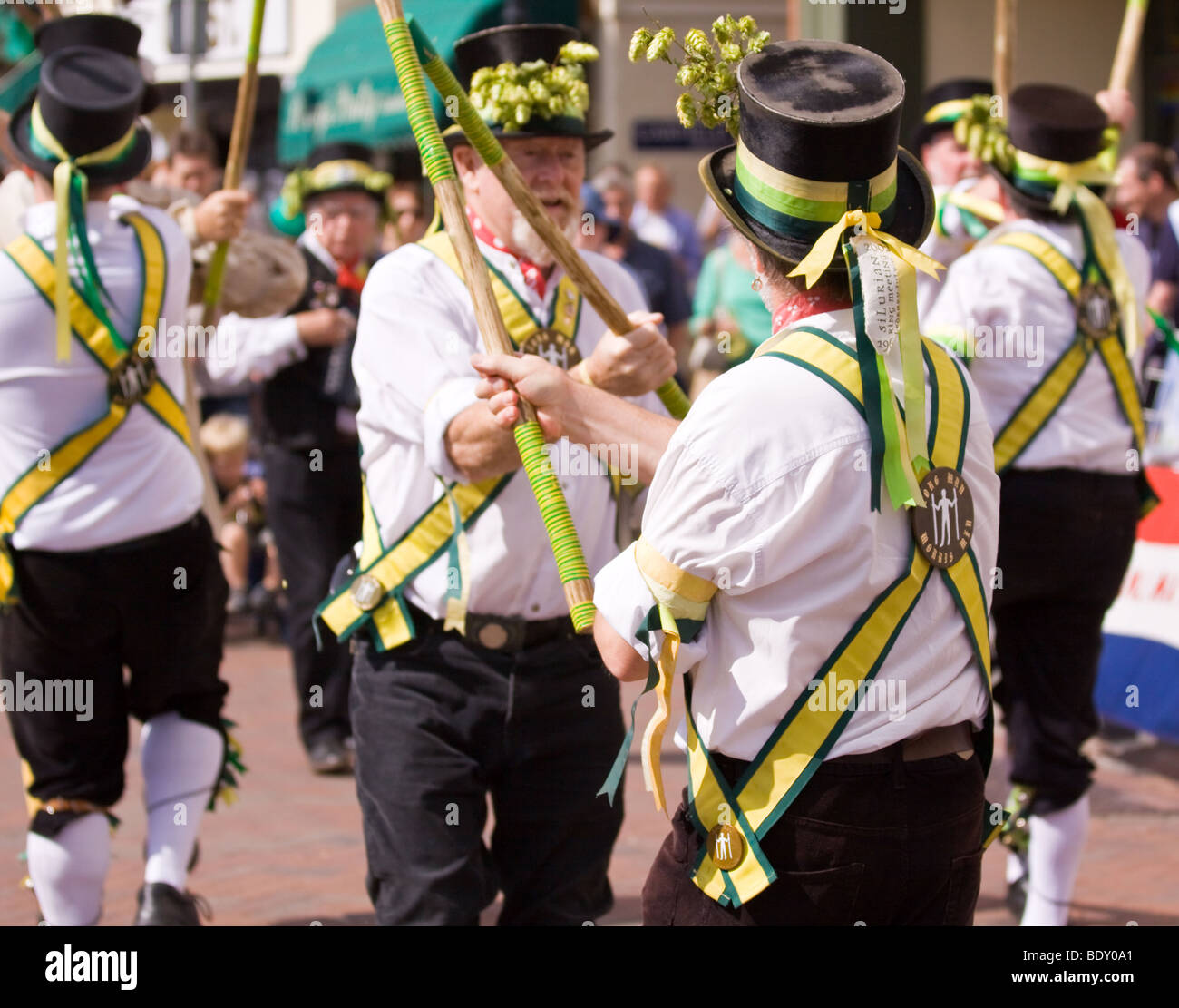 Langer Mann Morris Dancers bei Faversham Hop Festival Stockfoto