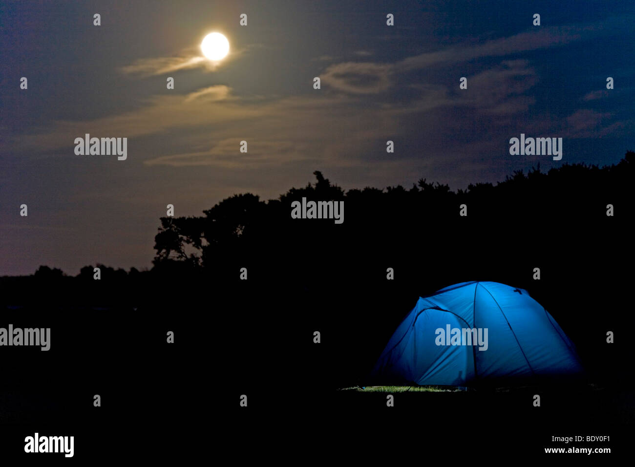 Zelt in einer mondhellen Nacht in Connemara, County Mayo, Connaught, Irland, Europa Stockfoto