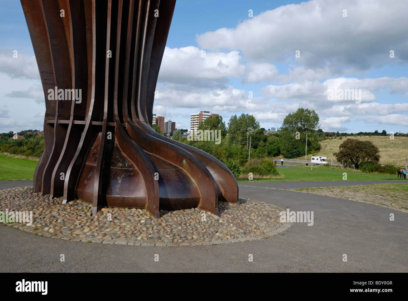 Die Füße der "Angel of the North" des britischen Bildhauers Antony Gormley. Gateshead, Tyne and Wear, England. Stockfoto