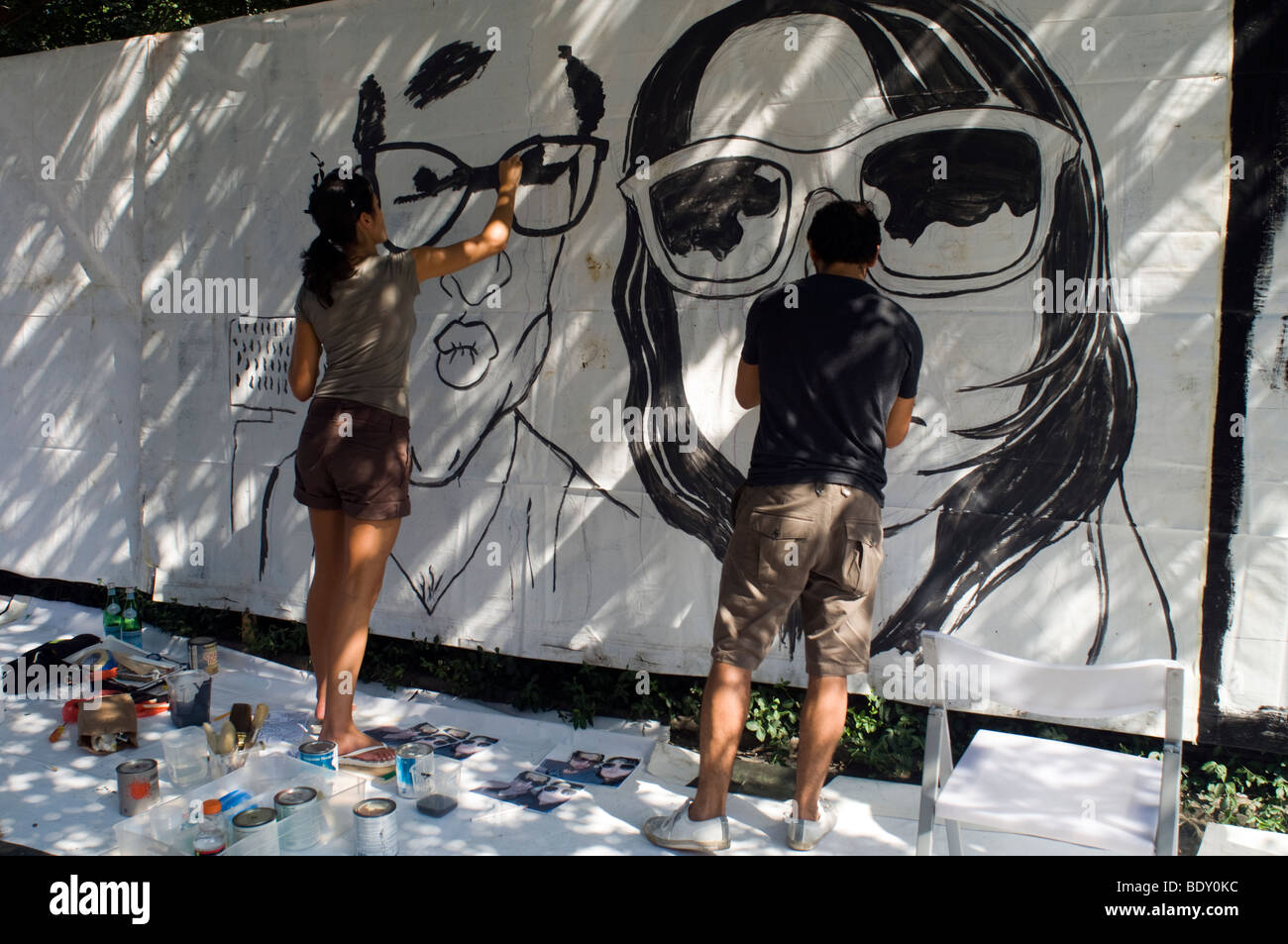 Künstler arbeiten auf ihren Leinwänden an das Heulen! Festival "Kunst im Park" um Tompkins Square Park in New York Stockfoto