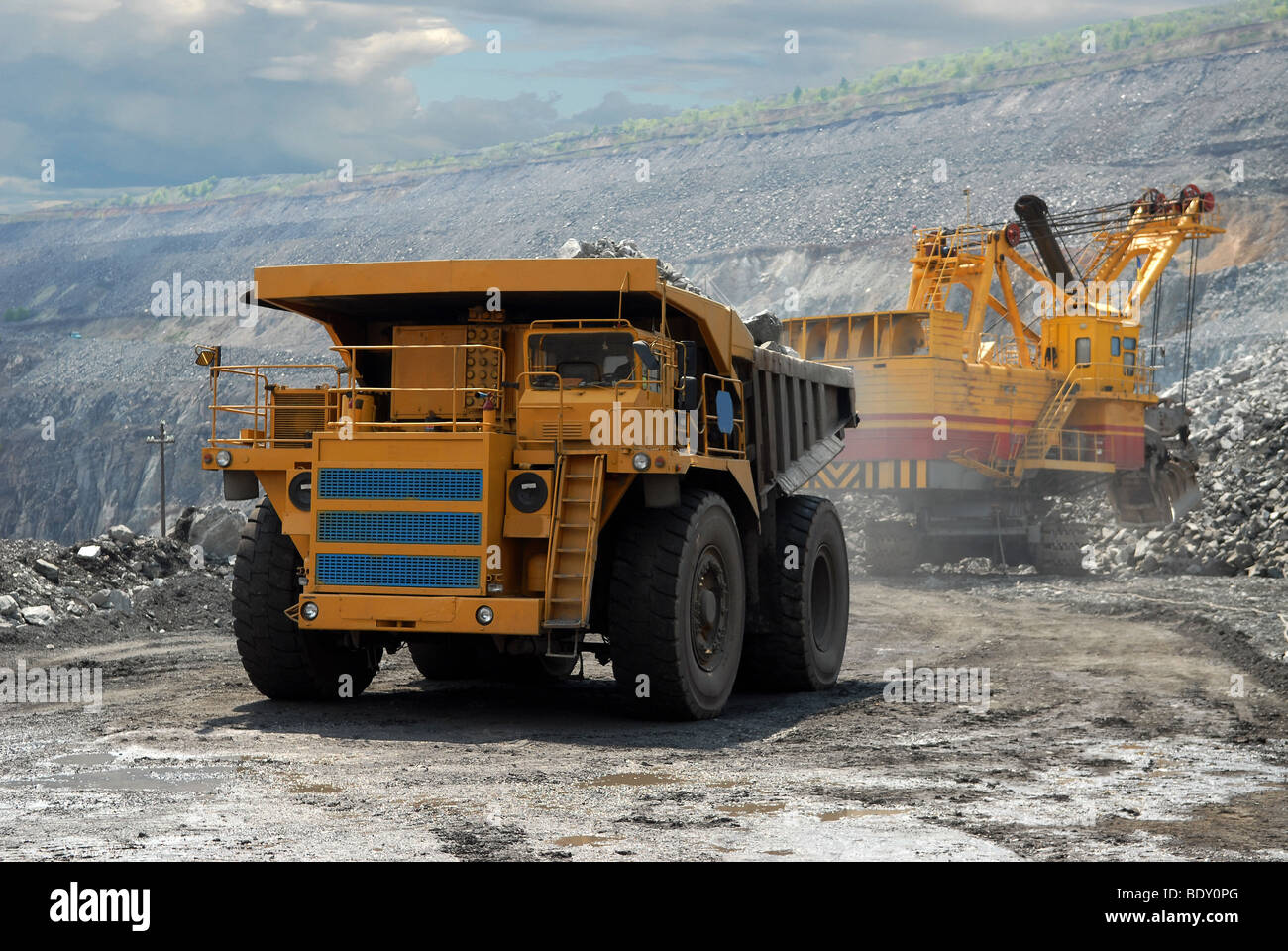 Verladung von Eisenerz auf sehr großen Körper-Dump truck Stockfoto