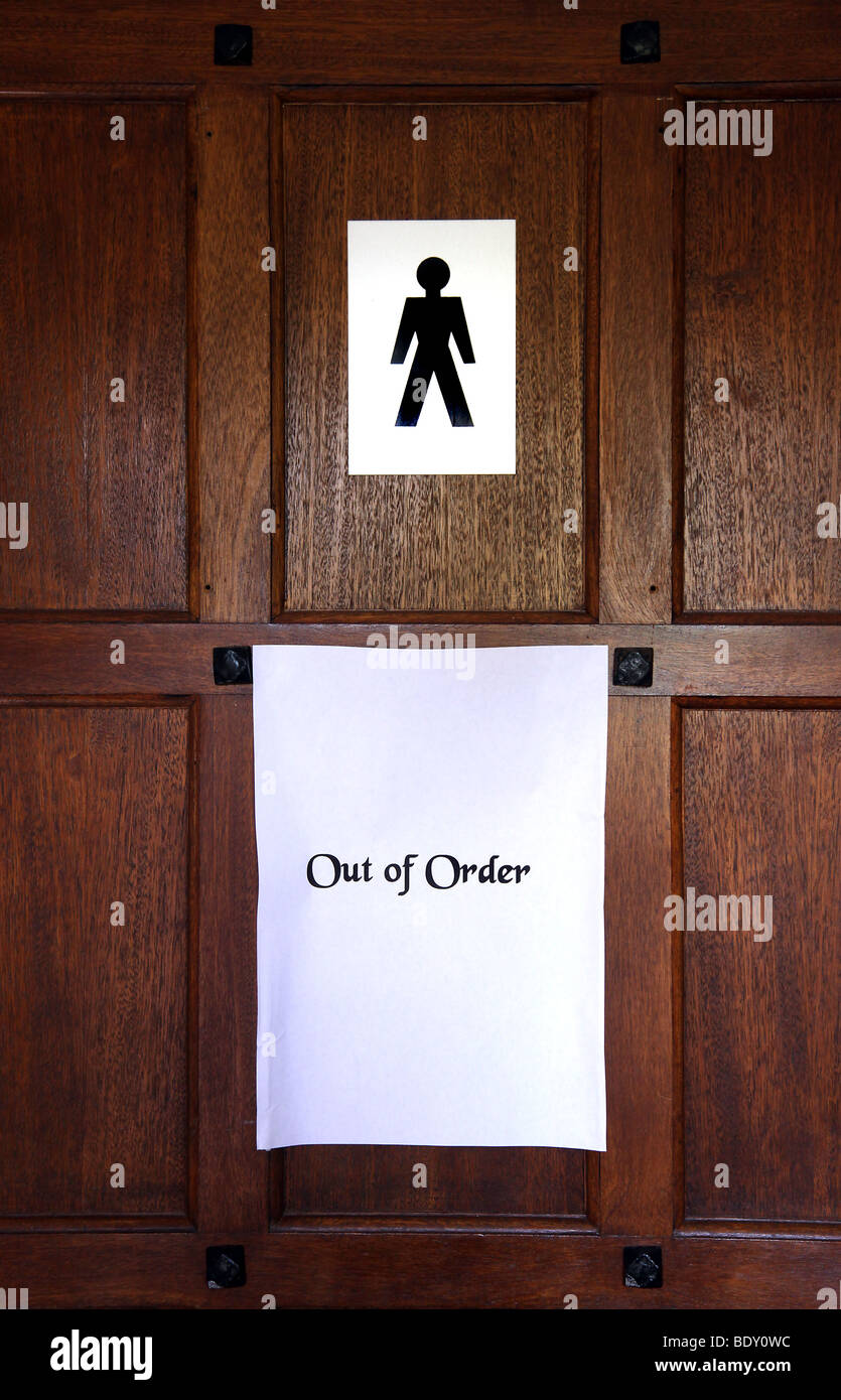 Bild von Mark Passmore. 09.05.2009. Out of Order Schild an der Tür der Mens Toiletten Stockfoto