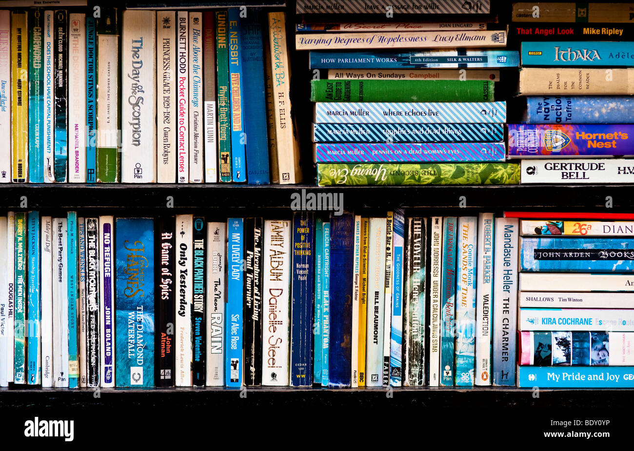 Zwei Bücherregalen. Stockfoto