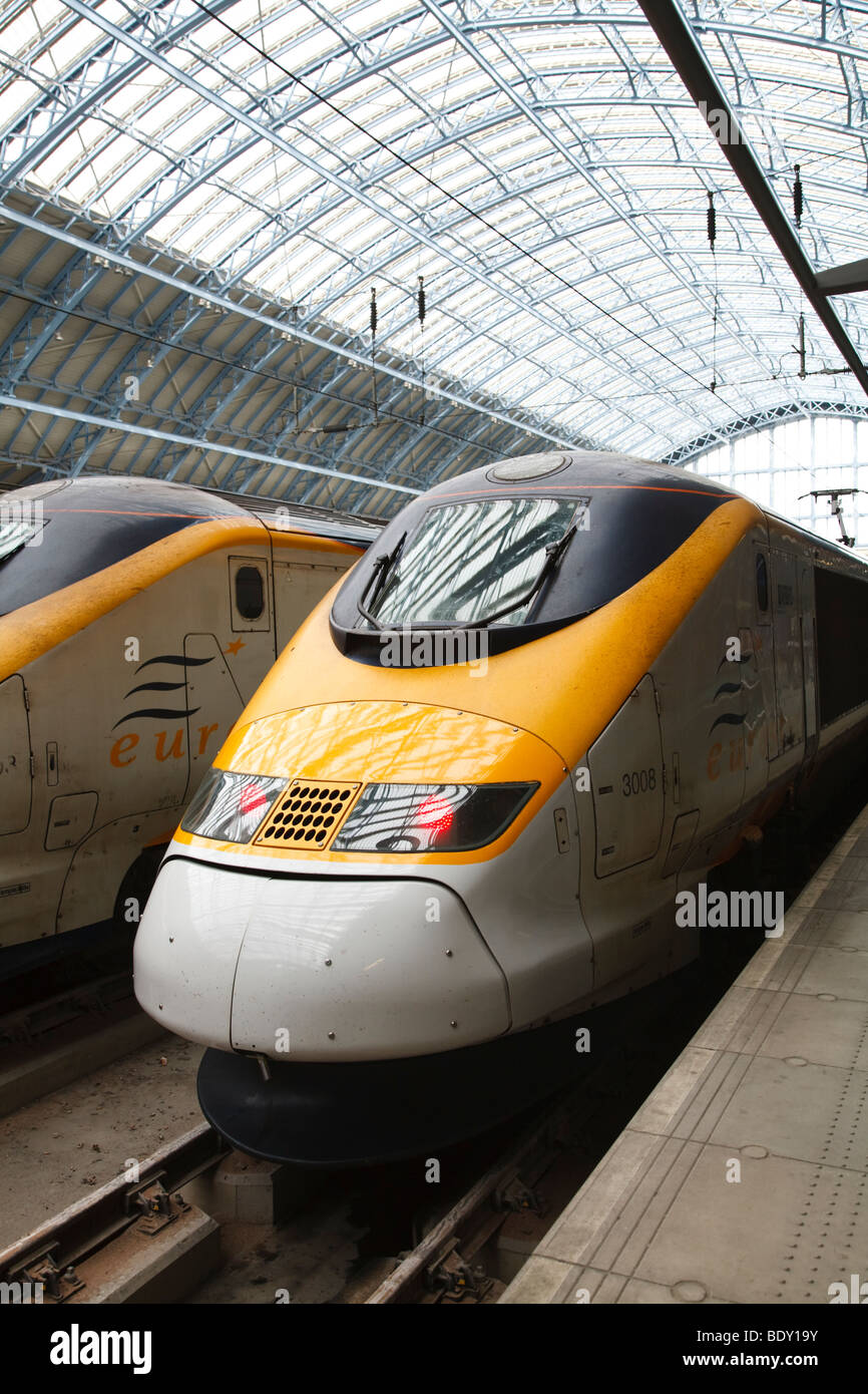 Eurostar-Züge stehen auf einer Plattform in St. Pancras International Station, London, UK Stockfoto