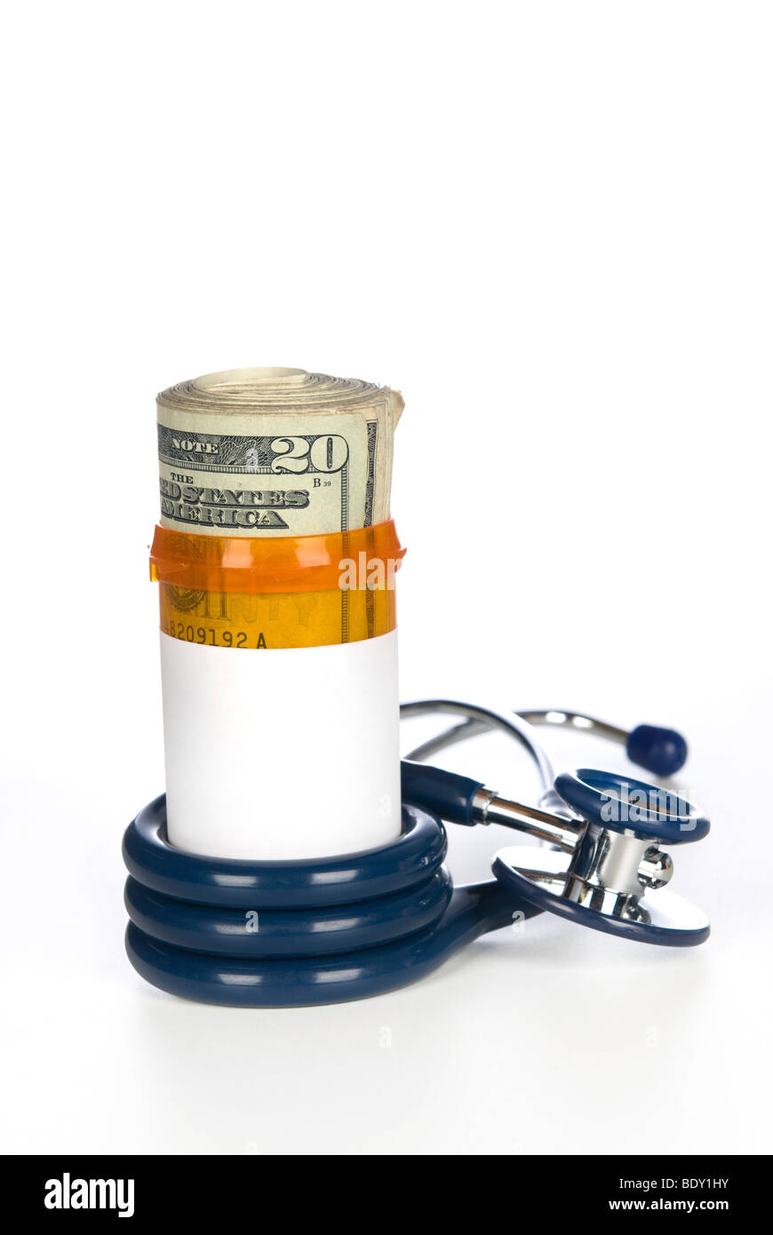 Eine Pille Flasche mit Bargeld und Stethoskop für medizinische Pflege Kosten Rückschlüsse. Stockfoto