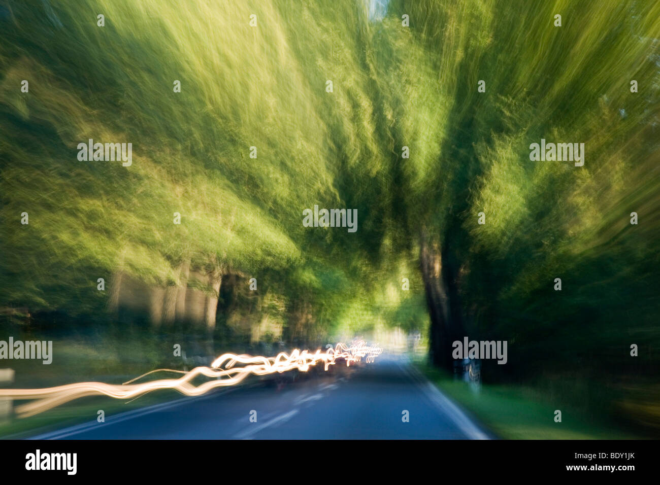 Fahren Sie auf einer Gasse in Deutschland, aus einem fahrenden Auto erschossen Stockfoto