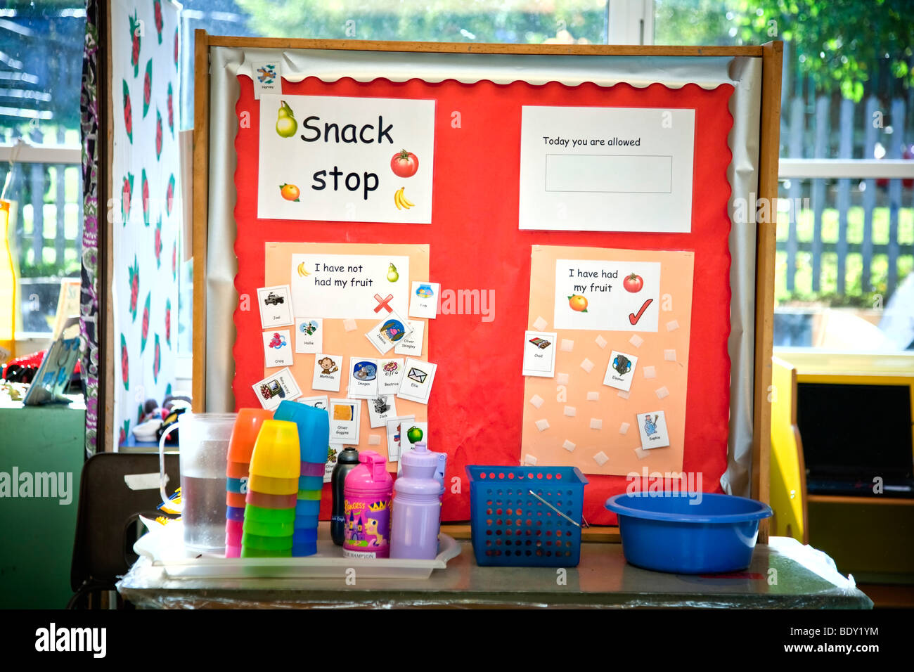 Gesunde Ernährung snack Stop an einer Grundschule in UK Stockfoto