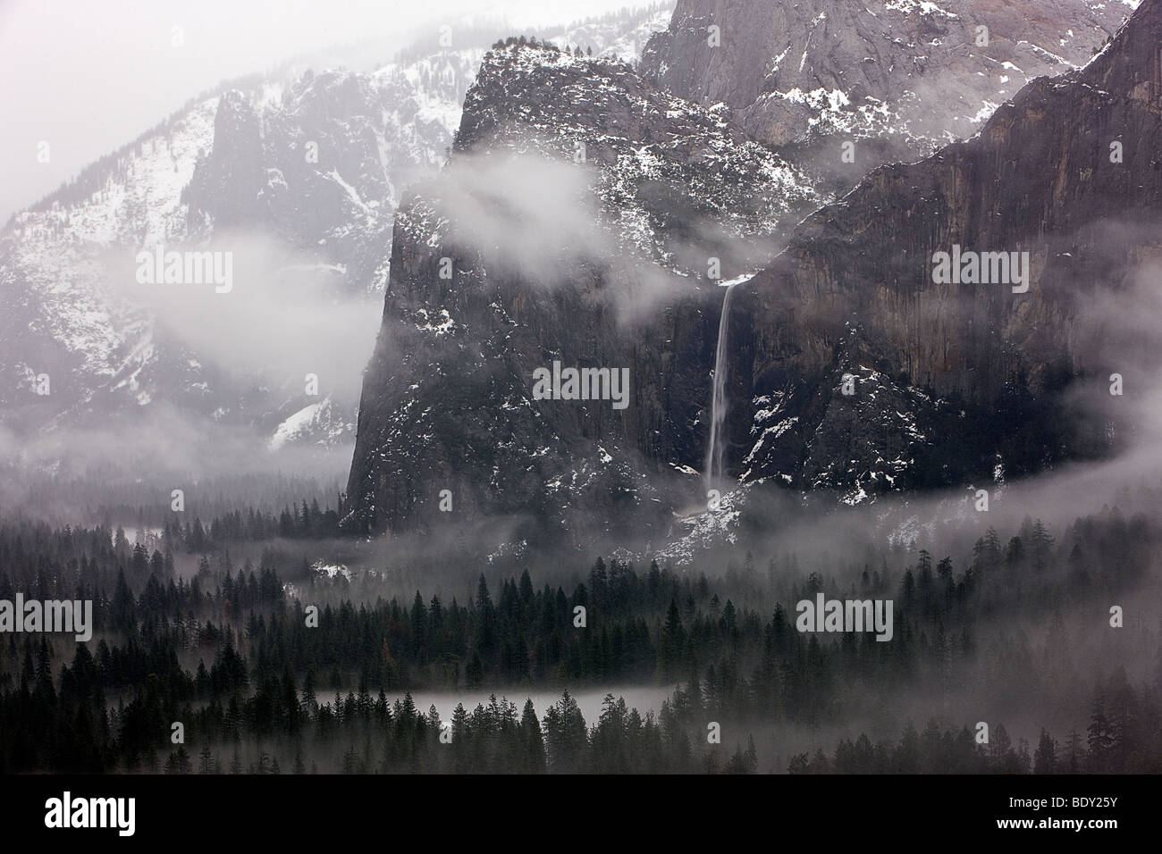 Regnerischen Tag Nebel und Bridalveil Falls, Yosemite-Nationalpark, Kalifornien, USA. Stockfoto