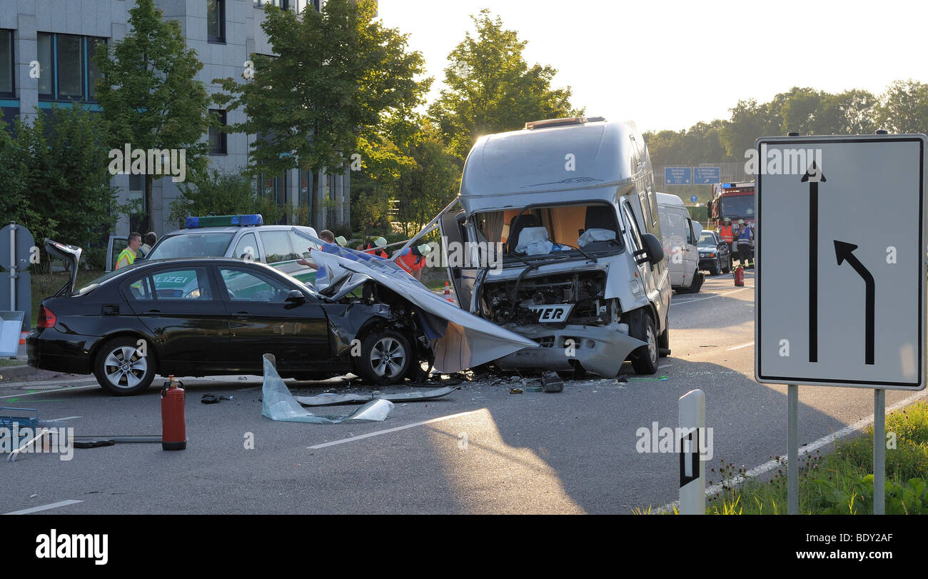 Tödlicher Verkehrsunfall, Kollision mit Gegenverkehr, Maybachstrasse in Leinfelden-Echterdingen, Unteraichen eine einzusteigen Stockfoto