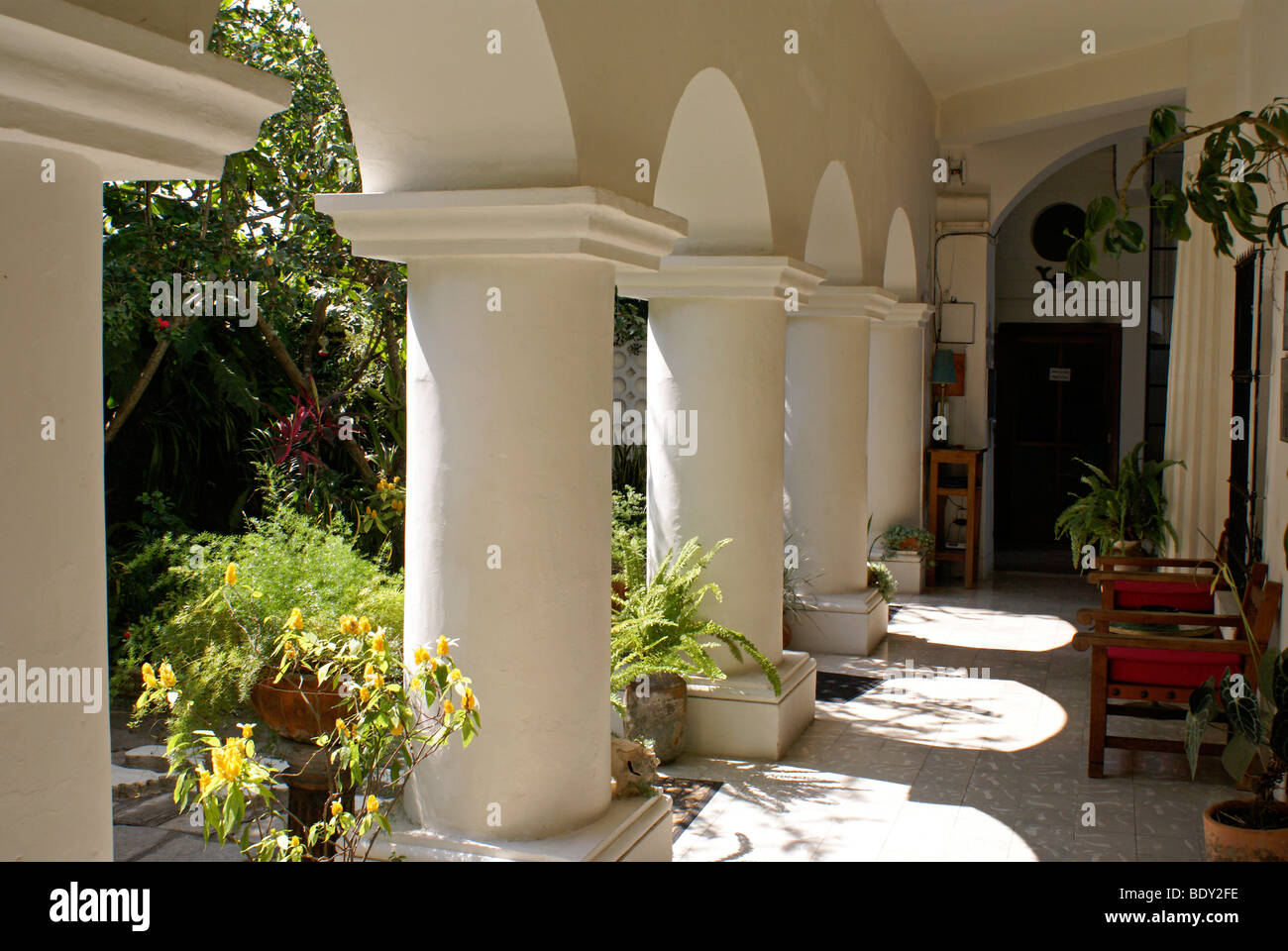 Bögen im Posada El Castillo, ehemalige Heimat von Edward James in Xilitla, Bundesstaat San Luis Potosí, Mexiko Stockfoto