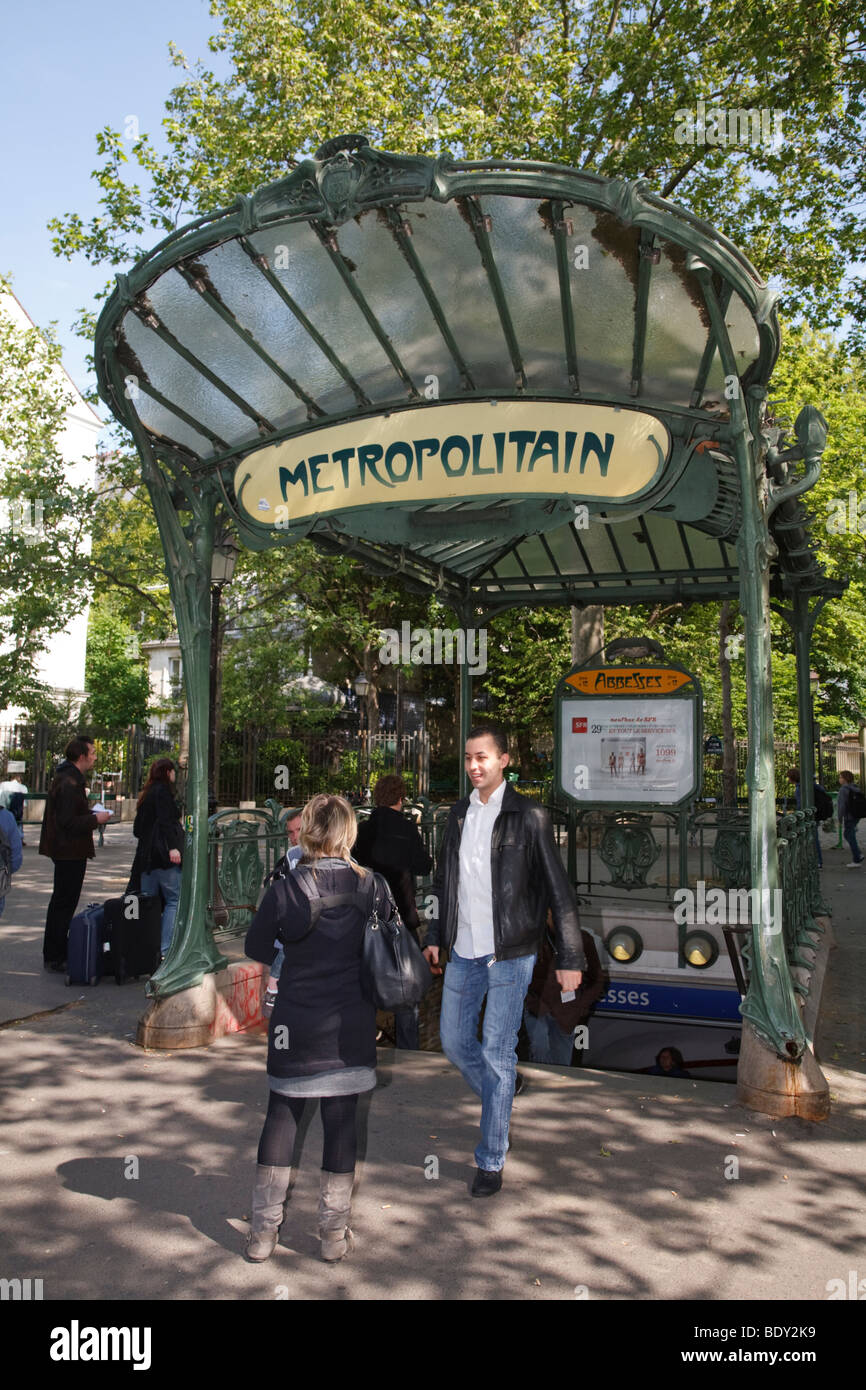 Art-Deco-Eingang zu einer Metropolregion Station bei Place des Abbesses in Paris, Frankreich Stockfoto