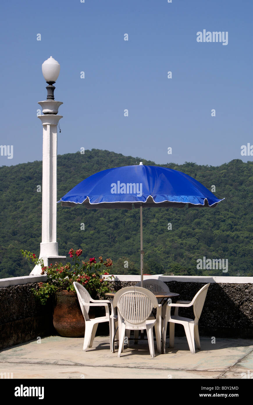 Terrasse im Posada El Castillo, ehemalige Heimat von Edward James in Xilitla, Bundesstaat San Luis Potosí, Mexiko Stockfoto