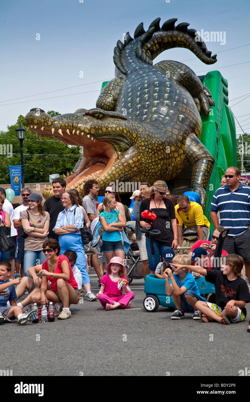 Fake-Alligator, erschrecken Menschenmassen bei einer lokalen street parade Stockfoto