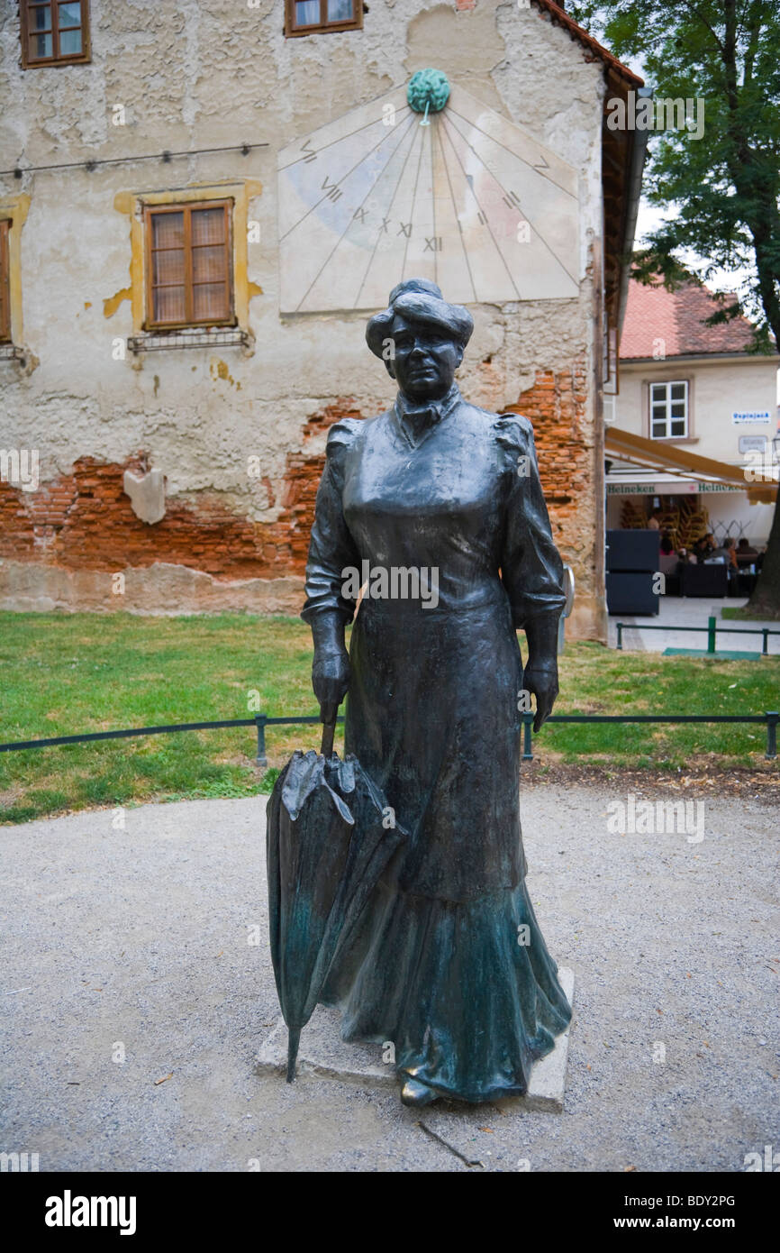 Sonnenuhr und Bronze-Statue einer Frau im 19. Jahrhundert Kleid tragen einen Regenschirm bei Tkalciceva Ulica, Tkalciceva Street, Gornji Stockfoto