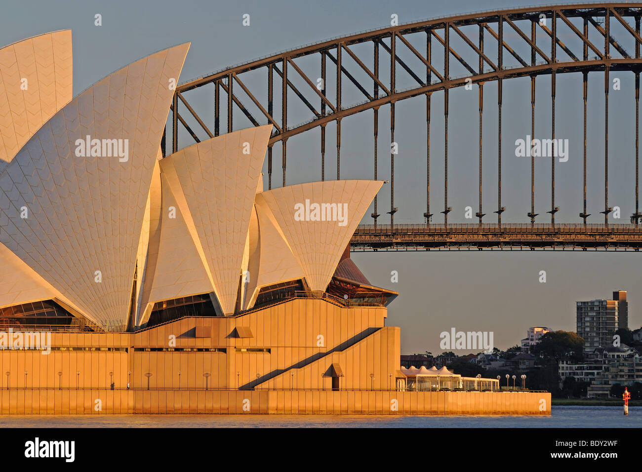Sydney Opera House und Harbour Bridge bei Sonnenaufgang, Sydney, New South Wales, Australien Stockfoto