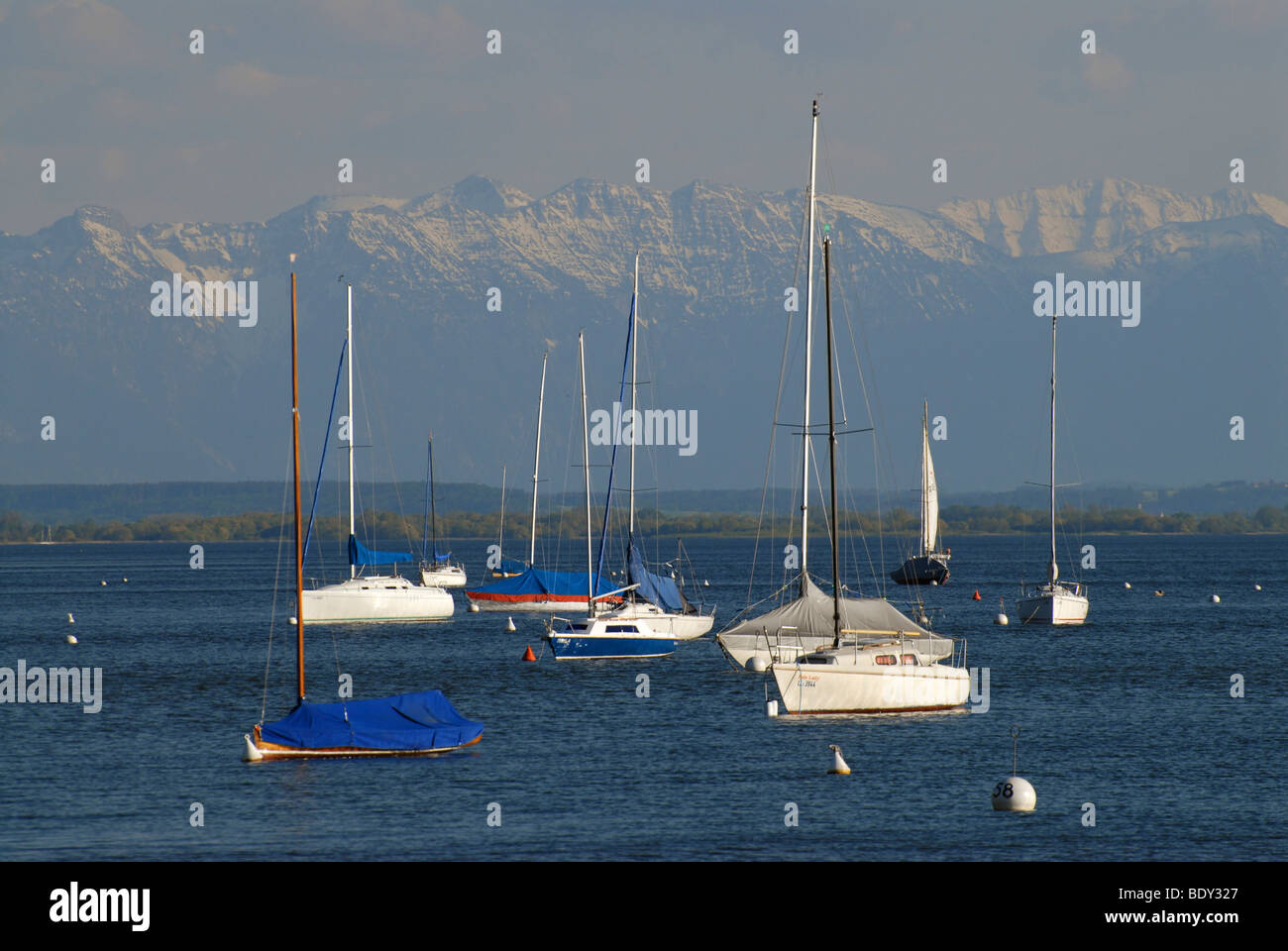 Boote am Ammersee-See in der Nähe von Breitbrunn, bayerischen Alpen in den Rücken, Bayern, Deutschland, Europa Stockfoto
